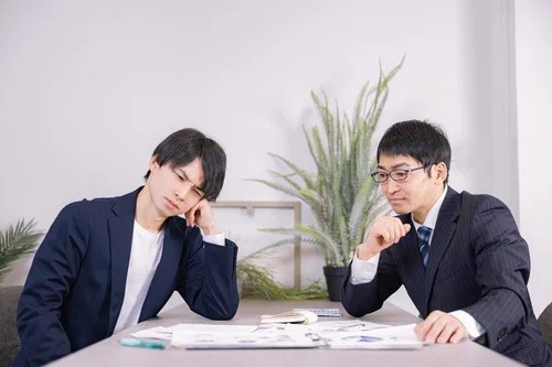 再婚を考える男性が婚活の悩みについて相談している様子